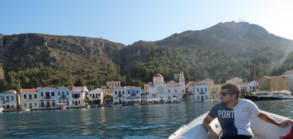 Το Καστελλόριζο συνδέεται ακτοπλοϊκώς (5 ώρες)<br>και αεροπορικώς (25 λεπτά) με τη Ρόδο.