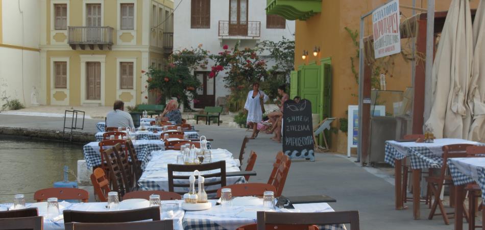 Εστιατόριο ΄Το Μικρό Παρίσι΄ στο οποίο μπορείτε να απολαύσετε<br> ντόπιες συνταγές ,φρέσκα ψάρια και γεύσεις φτιαγμένες με μεράκι και όρεξη .